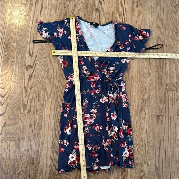 IZ BYER Floral Short Flutter Sleeve Knit Wrap Dress Navy Blue Pink Size Medium - Picture 8 of 8